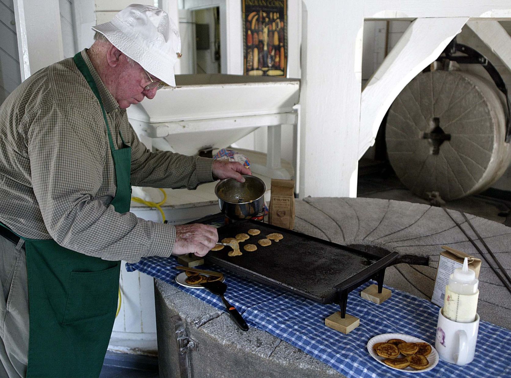 Rhode Island: Johnnycakes with maple syrup